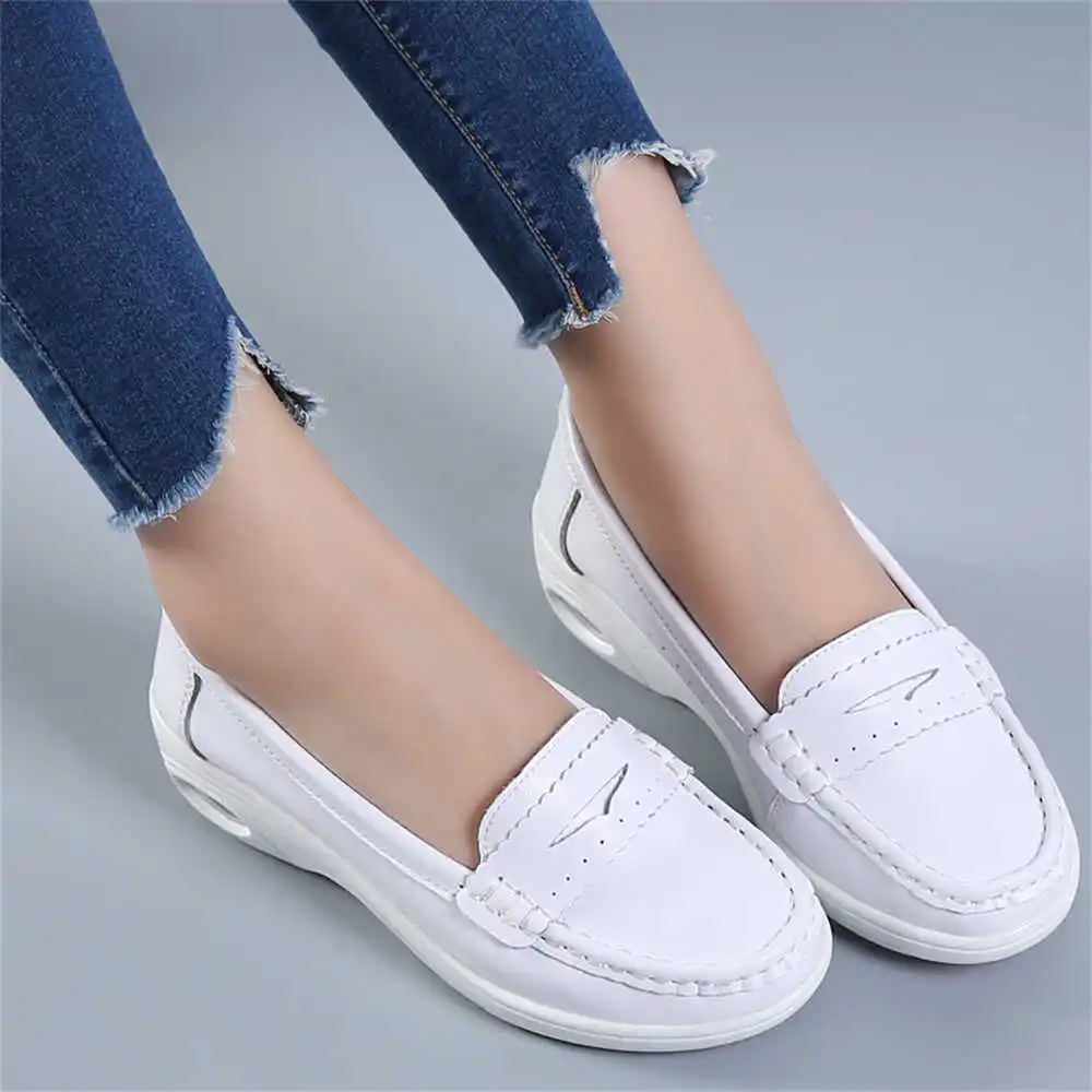 Women Accessories Brand Name Ideas - Białe buty sportowe z grubą podeszwą