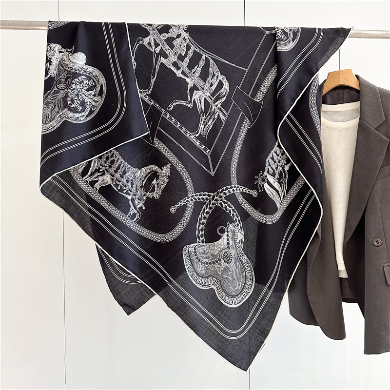 Accessories Brand For Women - Czarny szalik z mieszanki jedwabiu z
