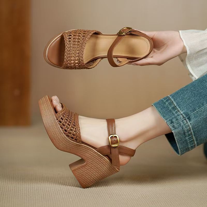 Women'S Accessories Trends 2025 - Eleganckie damskie plecione sandały na wysokim