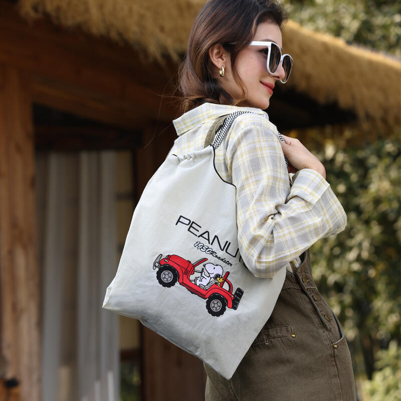 Accessories Brand For Women - Torba damska Snoopy Co-Branded, haftowana, nylonowa,